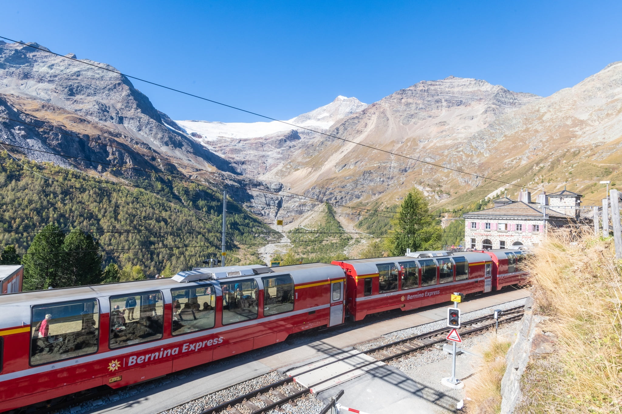 Какая экспресс. Бернина экспресс Швейцария. Bernina Express Train. Бернина экспресс (Bernina Express). Италия Санкт Мориц поезд.