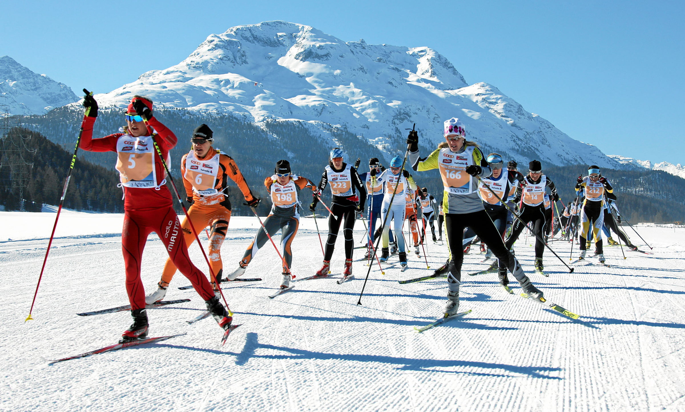 Современный лыжный спорт лыжного спорта. Engadin Skimarathon. Лыжные гонки. Лыжники. Лыжи спорт.