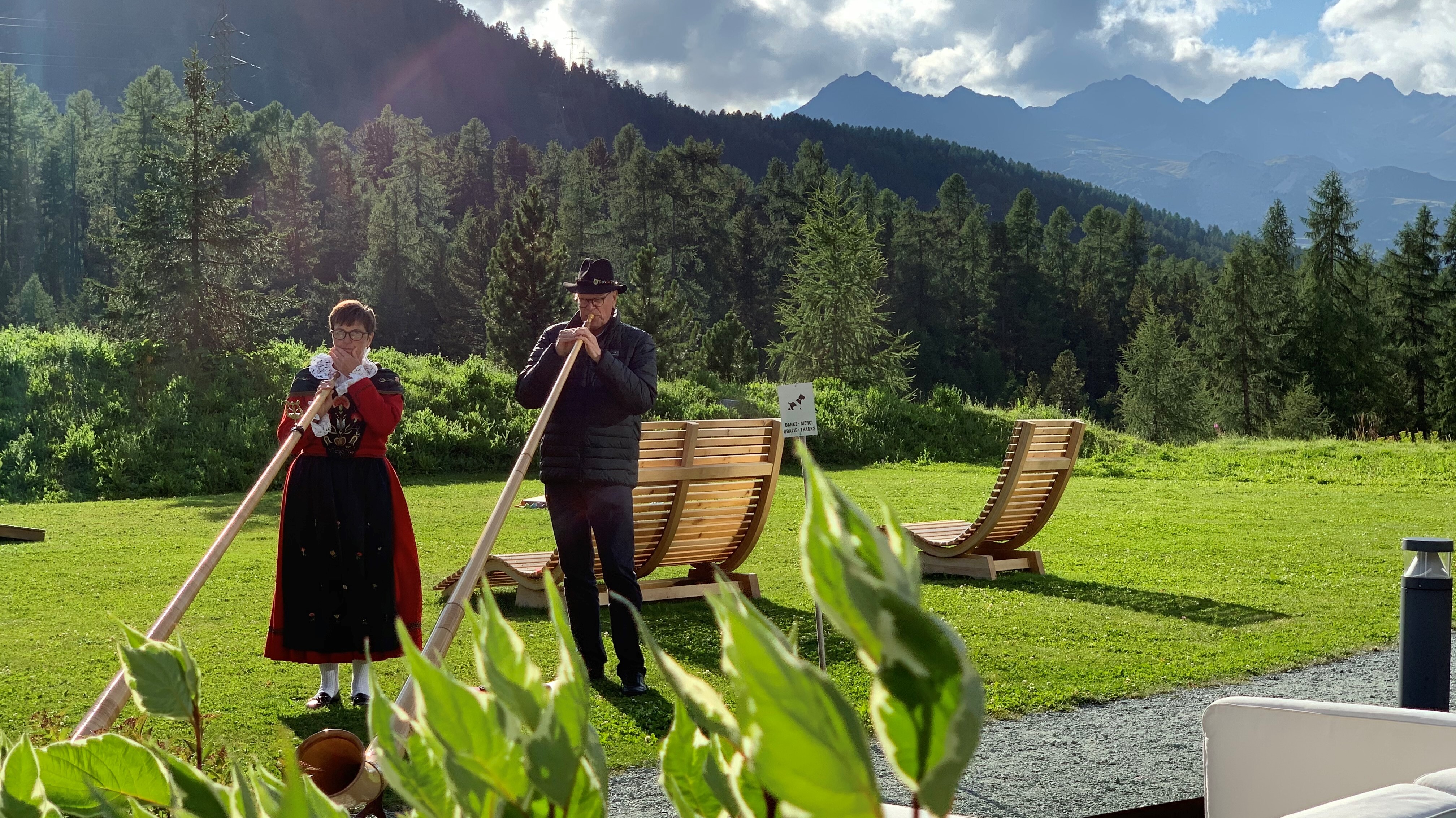 Schweizer Folklore mit Alphornklängen